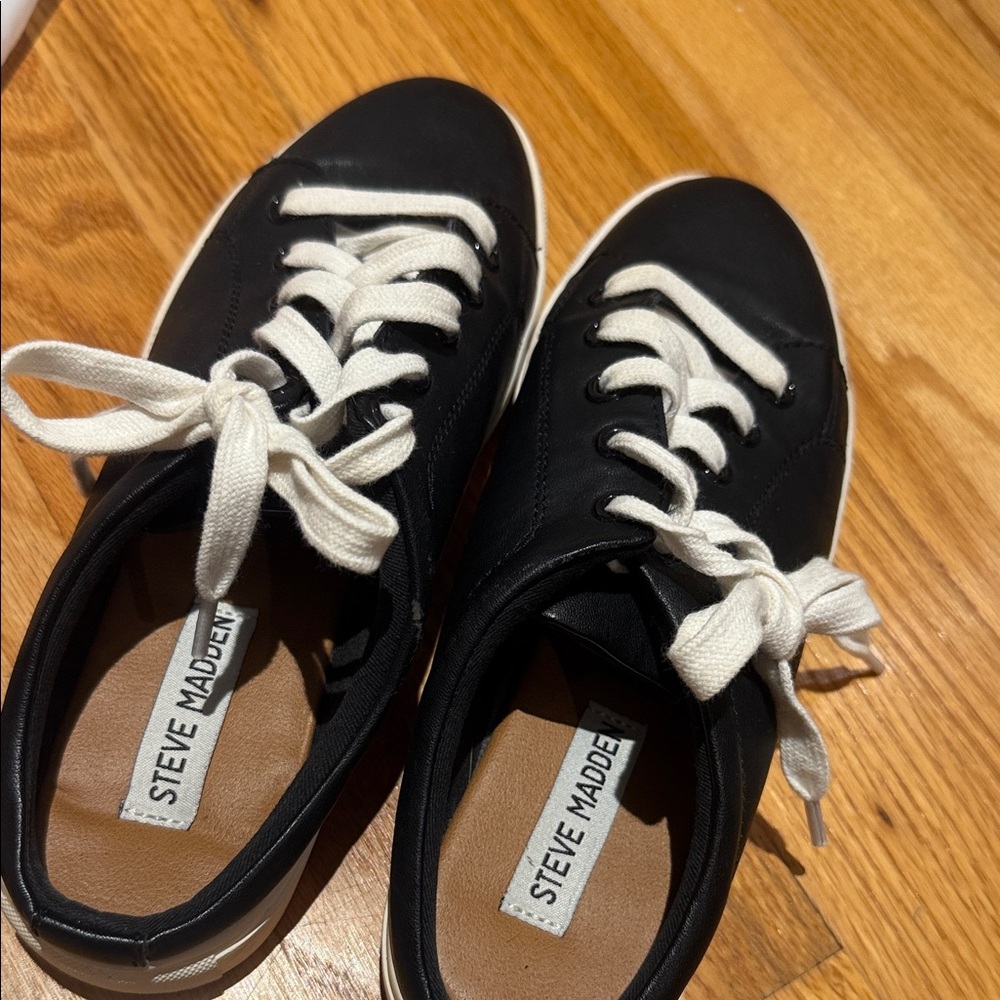 Steve Madden Black and White Casual Sandal Sneakers